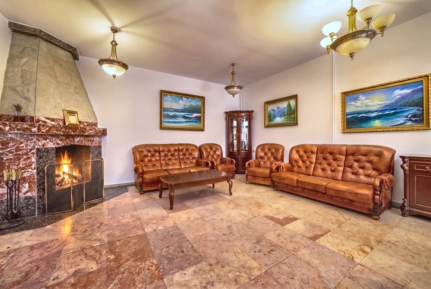 Гостиная с мраморным камином и живым огнём